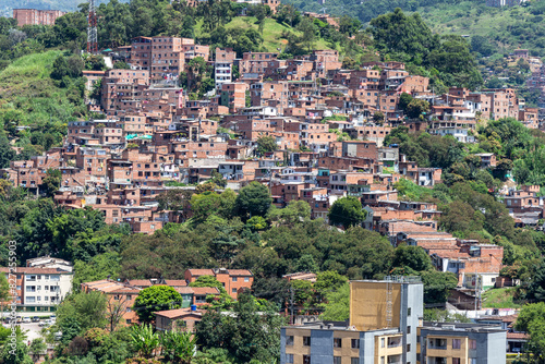 Foto Aerial view of a popular district on a hill of Medellin (Medellín), Antioquia, Colombia
