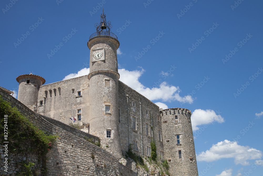 Le château de Lussan village du Gard