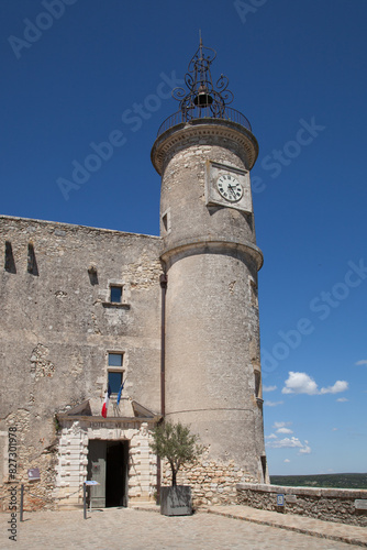 Tour du château abritant la mairie du village de Lussan (Gard)