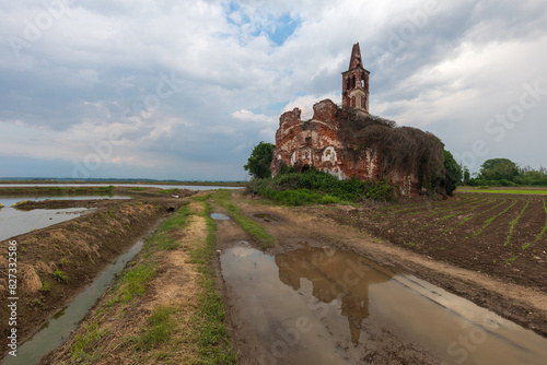 La Chiesetta tra le Risaie di Sant' Antonio Abate a Casaleggio in Piemonte photo