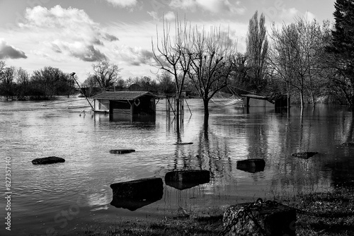 La cabane les pieds dans l'eau photo