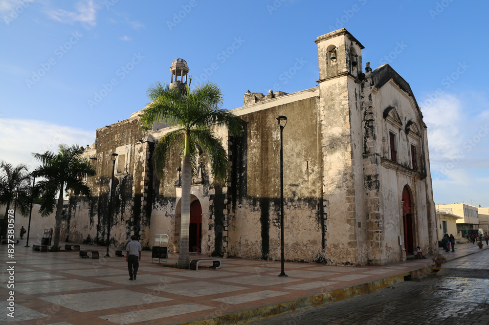 Obraz premium The church of San Juan in the historic center of Campeche, Mexico