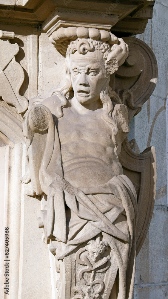 Obraz premium Steinfigur am Portal des Wasserschlosses in Bad Rappenau; im Landkreis Heilbronn, Baden-Württemberg; Deutschland, Europa.