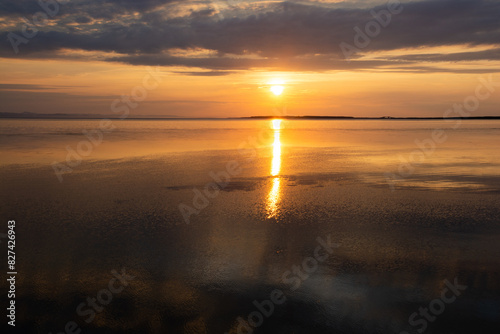 夕暮れの湖に反射する夕陽　サロマ湖
