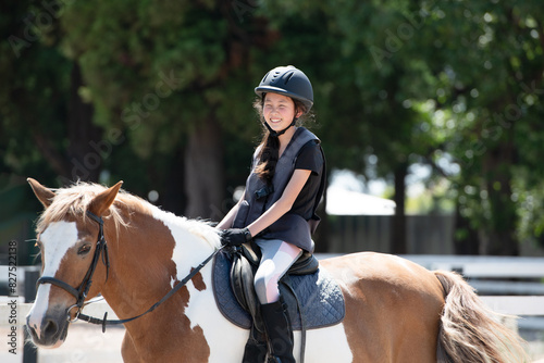 乗馬の練習をする子供