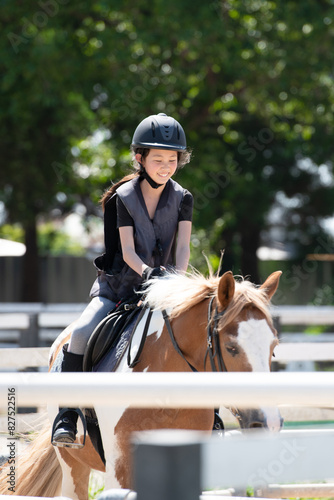 乗馬の練習をする子供