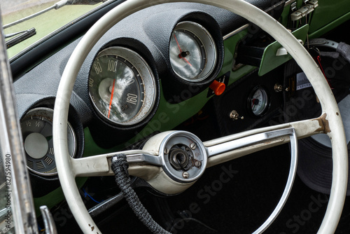 tableau de bord automobile vintage © PL.TH