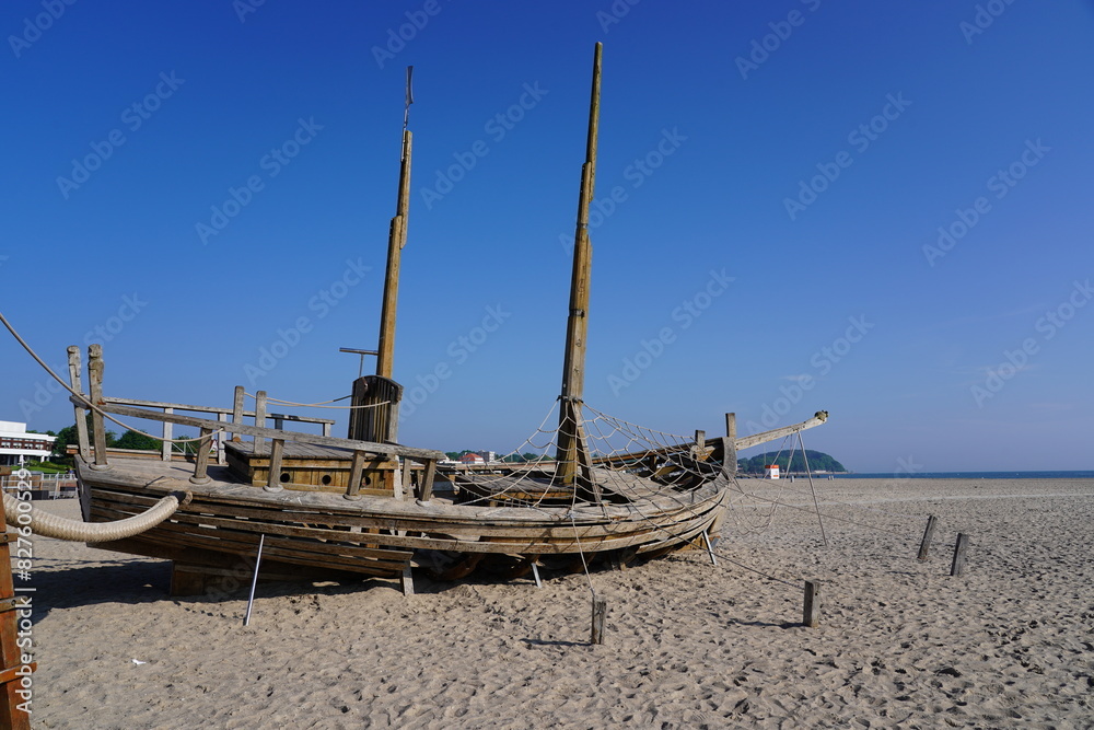 Piratenschiff auf Kinderspielplatz am Strand