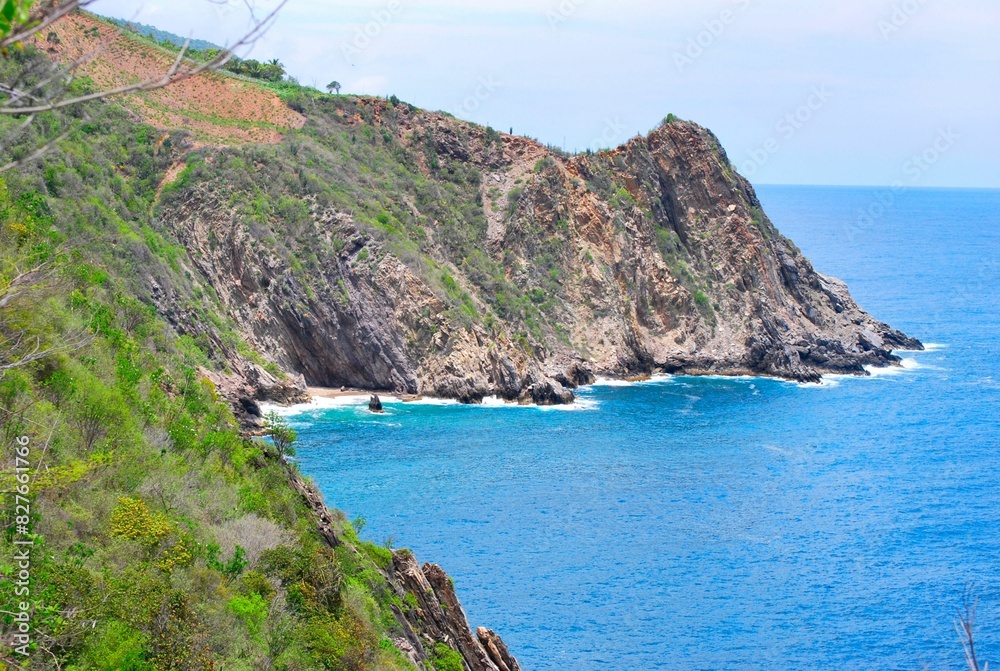 Las costas algunas de suaves arenas,otras con arrecifes con fuertes corrientes,con unos colores hermosos entre el azul y verde esmeralda. Las costas algunas de suaves arenas,otras con arrecifes con fuertes corrientes,con unos colores hermosos entre el azul y verde esmeralda.
