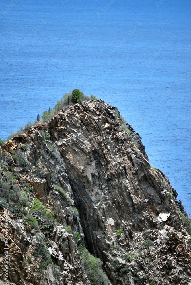 Las costas algunas de suaves arenas,otras con arrecifes con fuertes corrientes,con unos colores hermosos entre el azul y verde esmeralda. Las costas algunas de suaves arenas,otras con arrecifes con fuertes corrientes,con unos colores hermosos entre el azul y verde esmeralda.