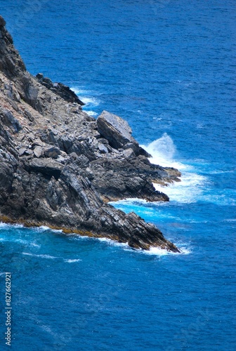 Las costas algunas de suaves arenas,otras con arrecifes con fuertes corrientes,con unos colores hermosos entre el azul y verde esmeralda.