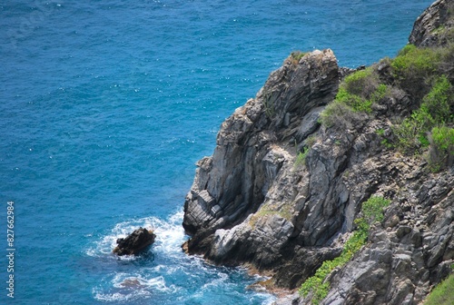 Las costas algunas de suaves arenas,otras con arrecifes con fuertes corrientes,con unos colores hermosos entre el azul y verde esmeralda.