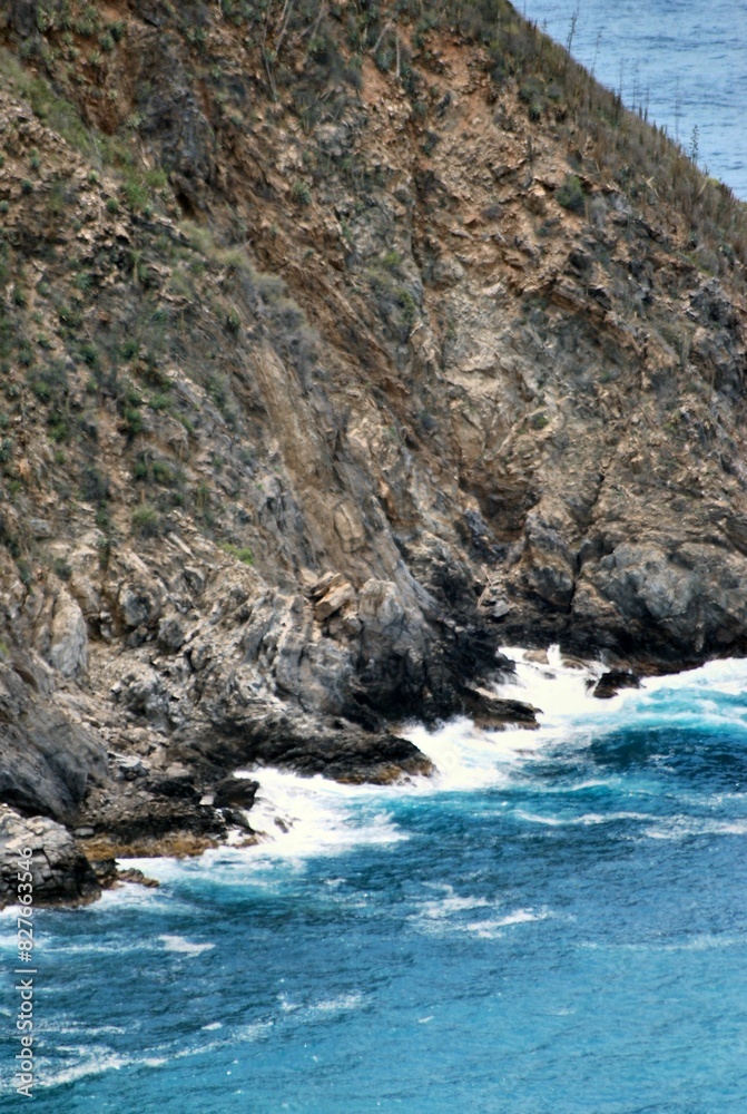 Las costas algunas de suaves arenas,otras con arrecifes con fuertes corrientes,con unos colores hermosos entre el azul y verde esmeralda.