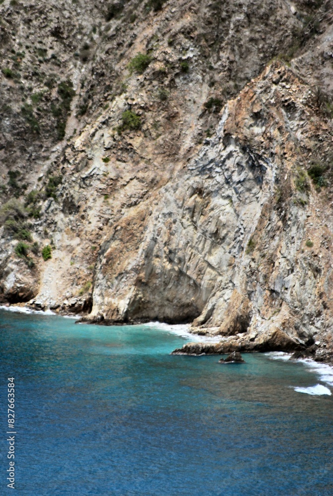 Las costas algunas de suaves arenas,otras con arrecifes con fuertes corrientes,con unos colores hermosos entre el azul y verde esmeralda.