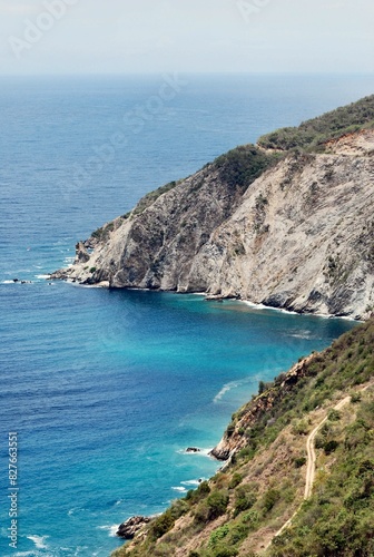 Las costas algunas de suaves arenas,otras con arrecifes con fuertes corrientes,con unos colores hermosos entre el azul y verde esmeralda.