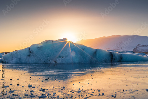 iceberg nella laguna glaciale del ghiacciaio più grande d'europa