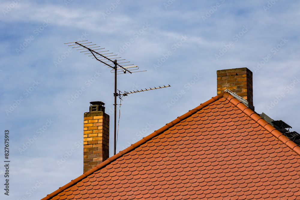 Alter Schornstein mit alter Rundfunkantenne Alter Schornstein mit alter Rundfunkantenne