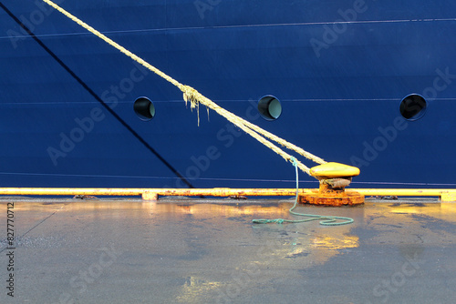 Bild auf Leinwand Mooring rope in the boat port