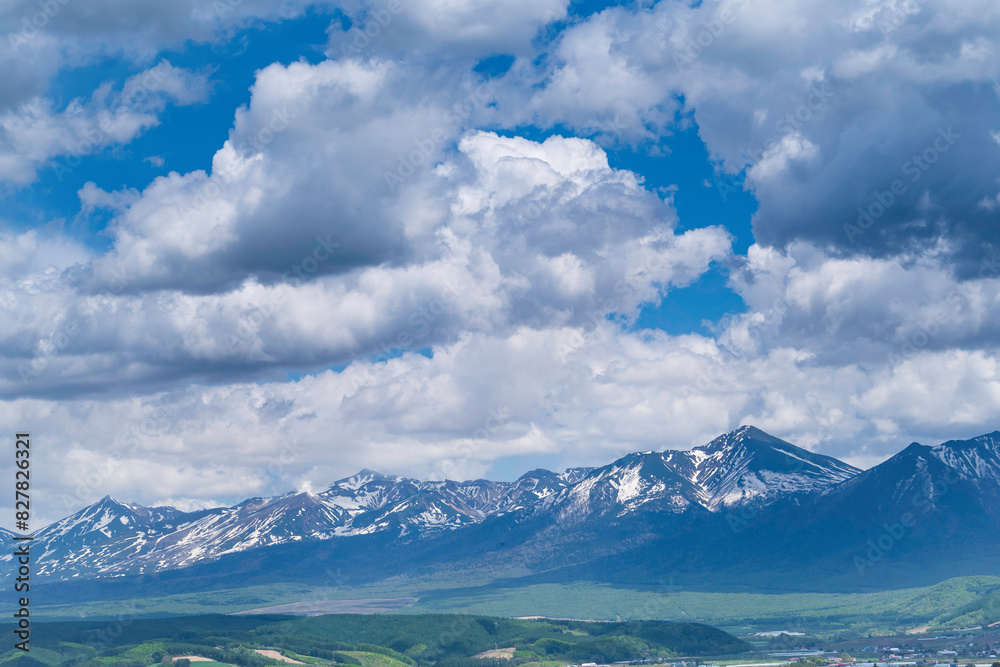 Fototapeta premium 快晴の十勝岳連峰