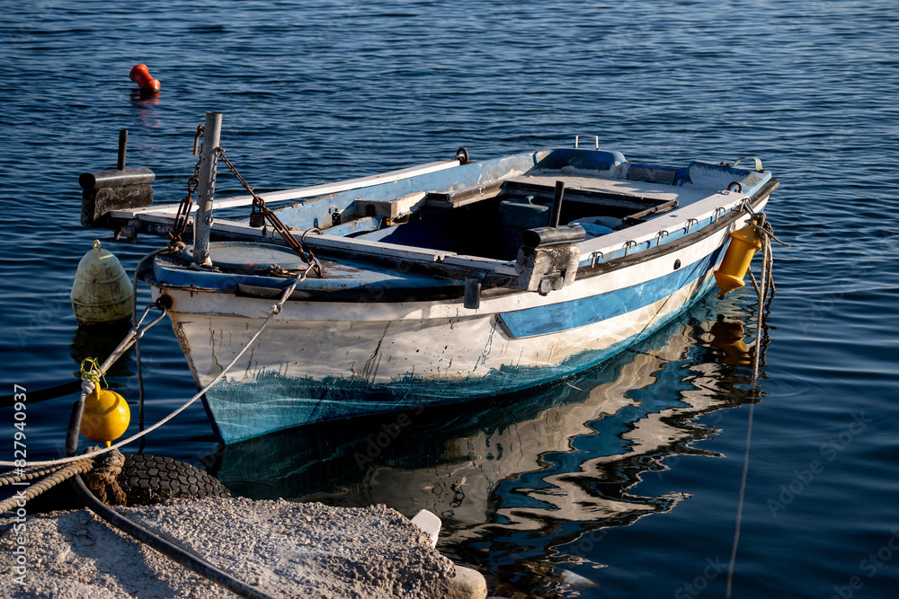 Obraz premium A boat on a calm sea on a summer day