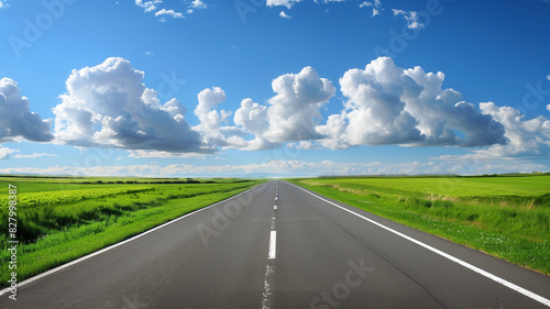 夏の青空と一本道