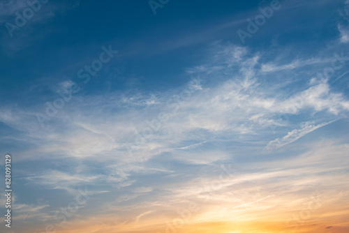 Fototapeta Naklejka Na Ścianę i Meble -  太陽光と夕空