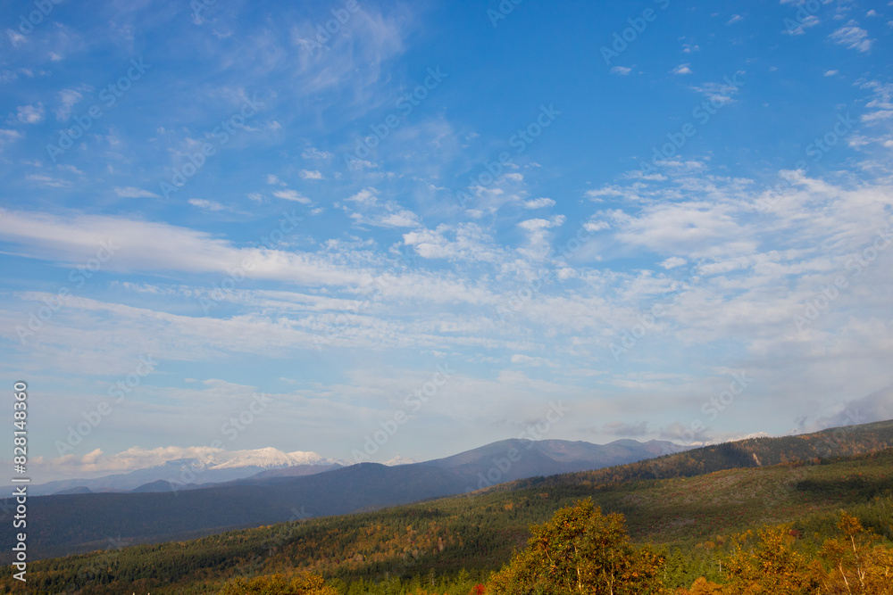 秋の高原と青空
