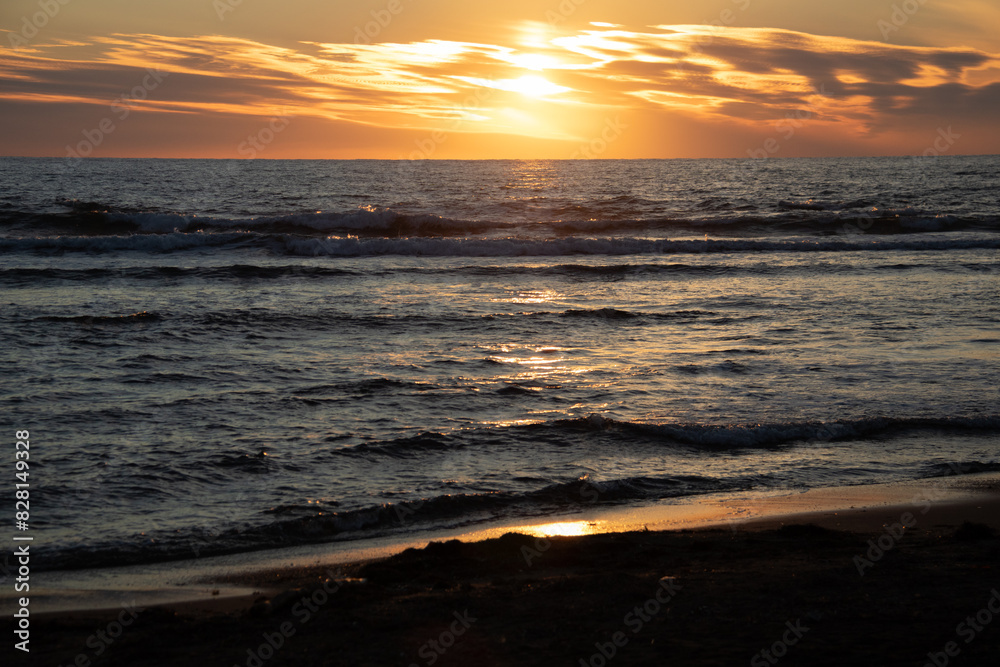 夕陽に輝く海
