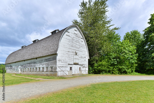 Bild auf Leinwand Abandoned barn at the Billy Frank Jr Nisqually Wildlife Refuge in Lacey, Washing
