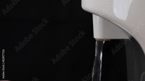 電気ポットから流れ出すお湯