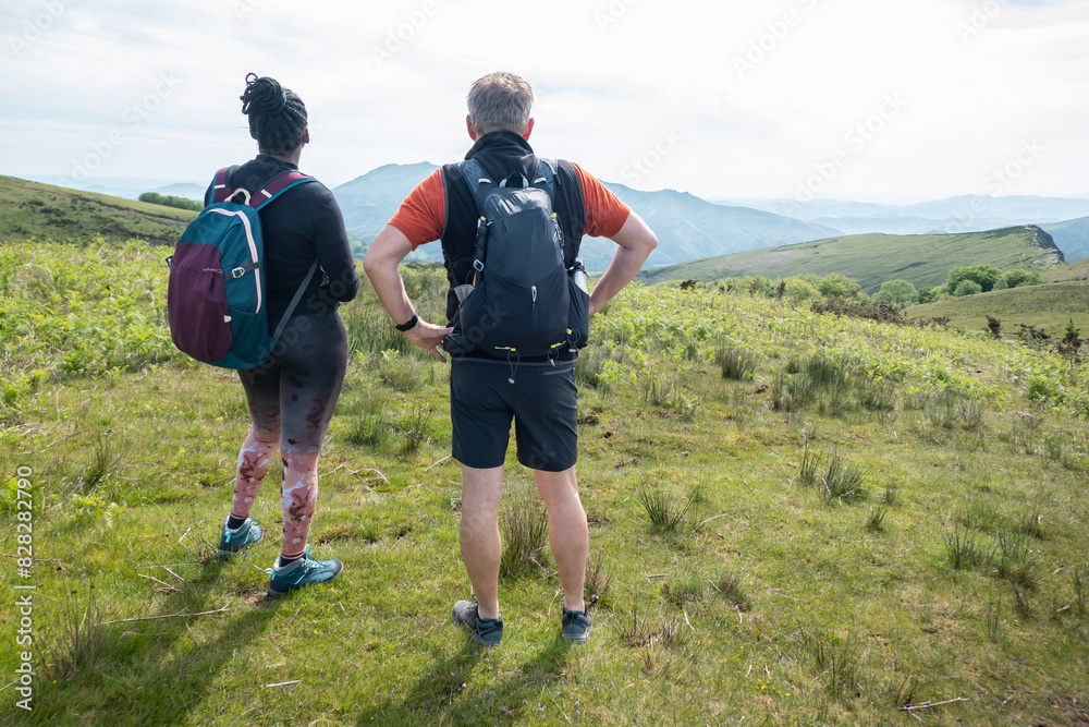 Φωτογραφία Turistas no alto da montanha a contemplar a bonita paisagem das montanhas num di