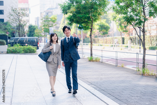男女で外を歩くビジネスパーソン photo