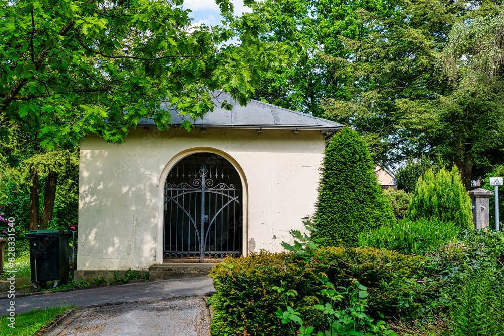 Alte kleine Kapelle auf dem Friedhof in Mettmann Alte kleine Kapelle auf dem Friedhof in Mettmann