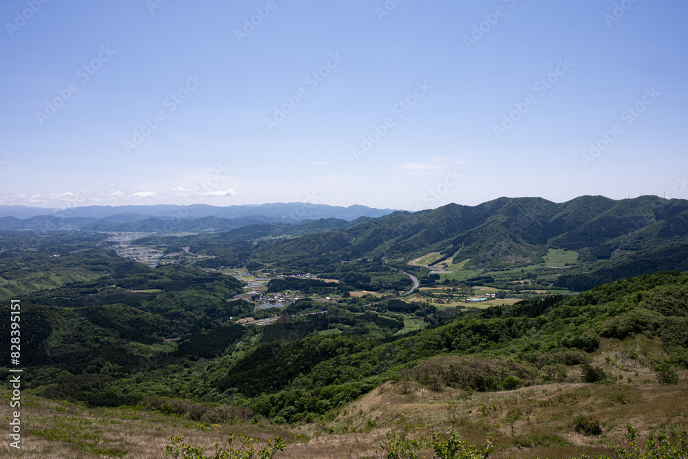 Obraz premium 日本の岡山県と鳥取県を跨ぐ三平山の美しい初夏の風景