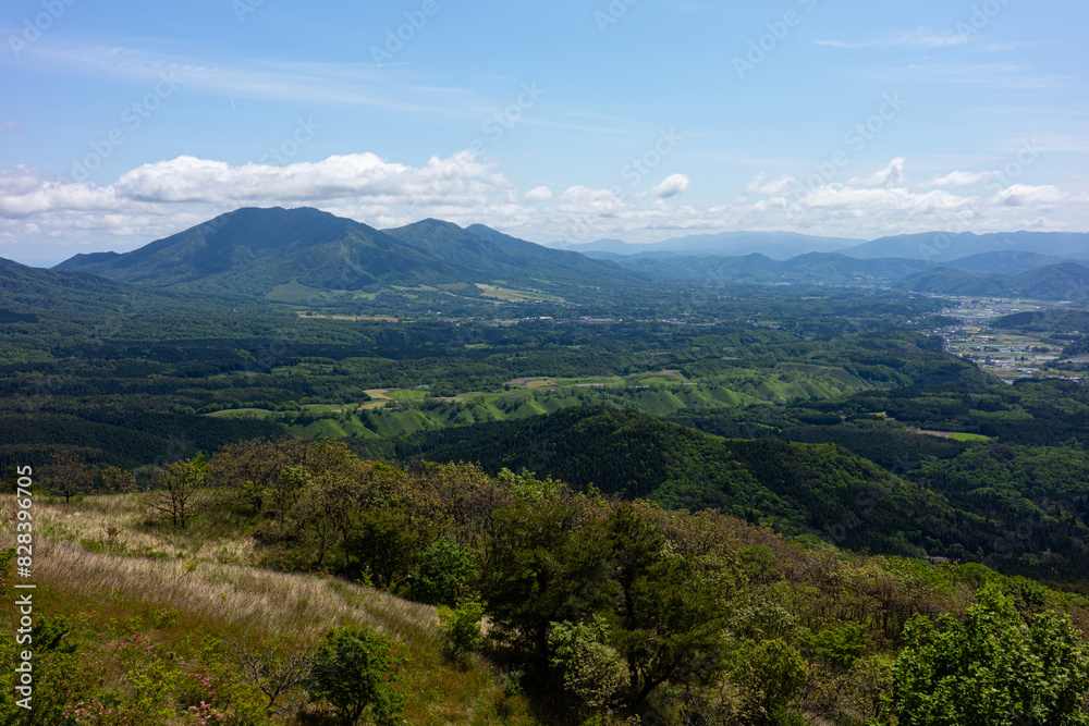 日本の岡山県と鳥取県を跨ぐ三平山の美しい初夏の風景 日本の岡山県と鳥取県を跨ぐ三平山の美しい初夏の風景