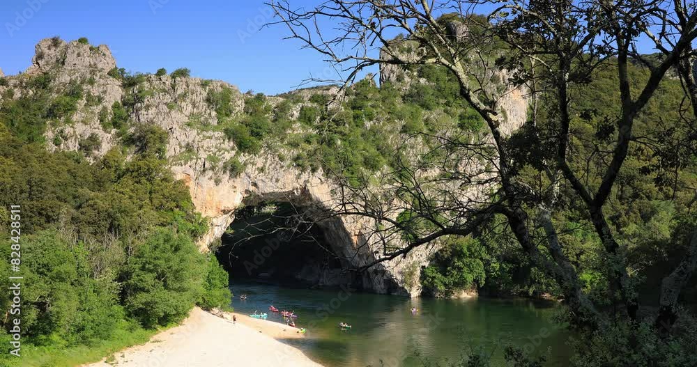 Traverser le pont d'arc en canoë au gorge de l'Ardèche en France