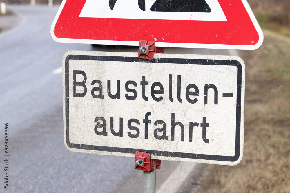 Verkehrszeichen warnt vor Baustellenausfahrt Verkehrszeichen warnt vor Baustellenausfahrt