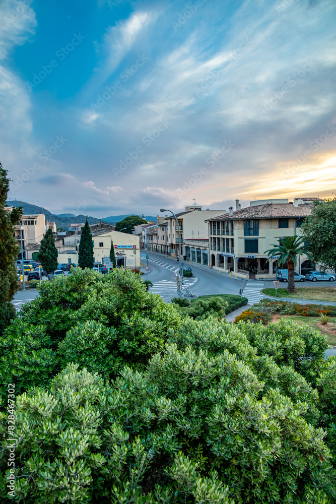 Fototapeta premium Abendrunde durch die antike Altstadt von Alcúdia inkl. einen fantastischen Sonnenuntergang auf der Balleareninsel Mallorca - Spanien