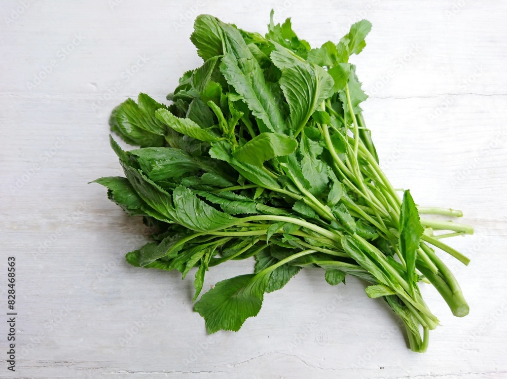 Raw green living cress or watercress leaves bunch on wooden table background. Organic healthy leaves of cress for eat. Garden cress or watercress (Lepidium sativum) mustard garden pepper pepperwort Raw green living cress or watercress leaves bunch on wooden table background. Organic healthy leaves of cress for eat. Garden cress or watercress (Lepidium sativum) mustard garden pepper pepperwort