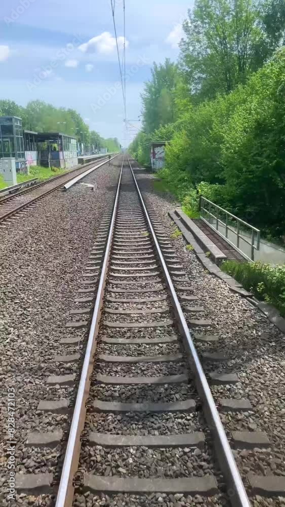 Zugfahrt, Perspektive aus dem Fenster Zugfahrt, Perspektive aus dem Fenster