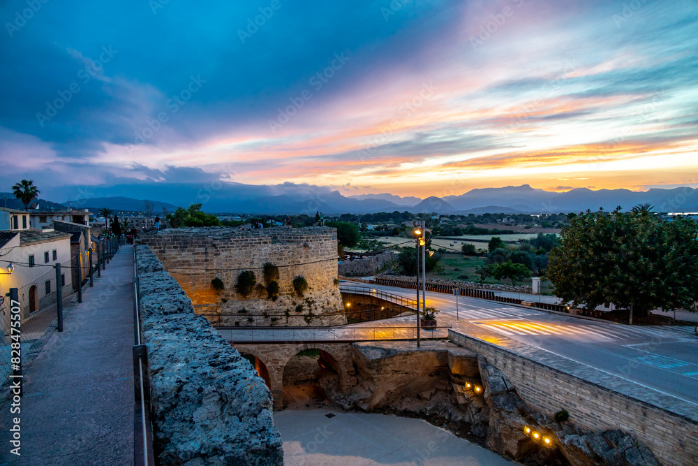 Abendrunde durch die antike Altstadt von Alcúdia inkl. einen fantastischen Sonnenuntergang auf der Balleareninsel Mallorca - Spanien