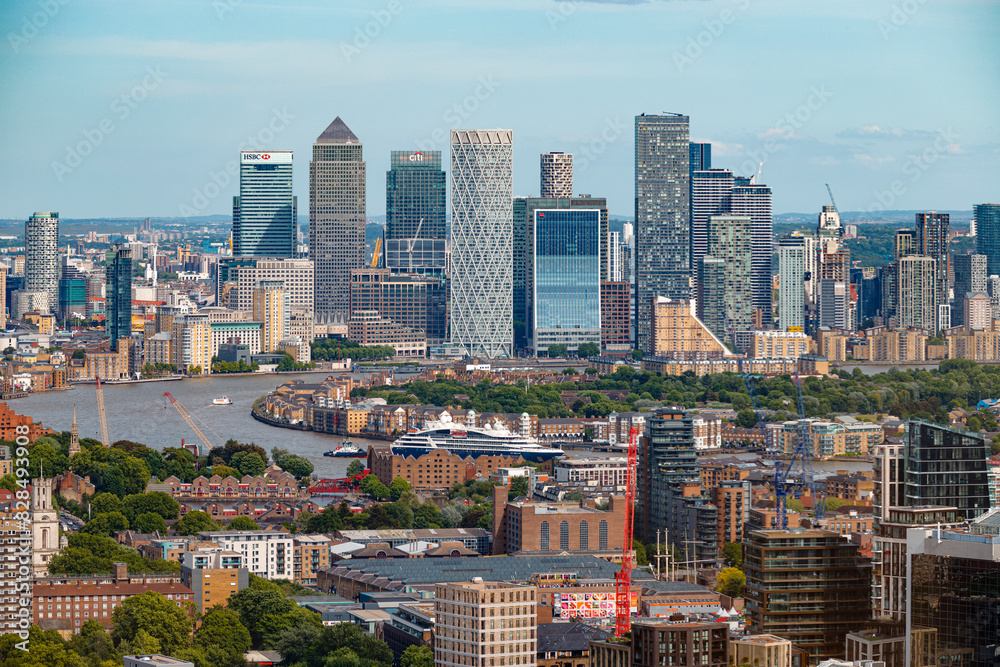 Obraz premium Cityscape overlooking river in London