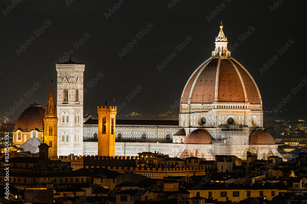Fototapeta premium Illuminated Florence Cathedral at night