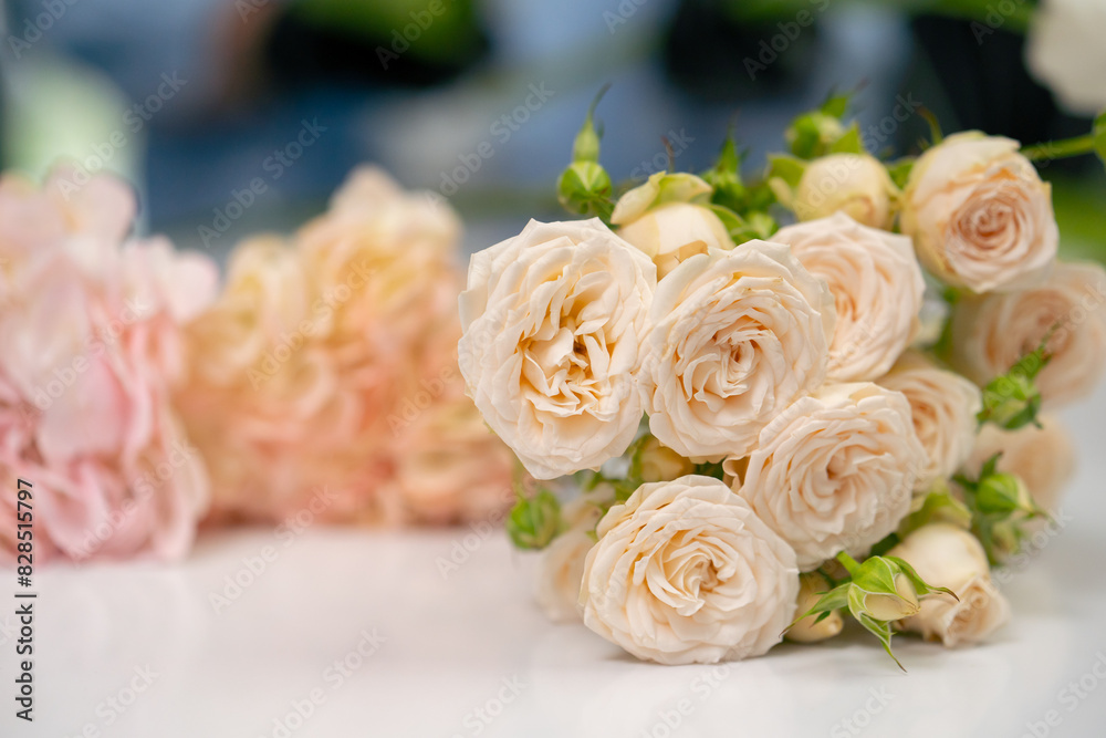 Obraz premium close-up of a bouquet of fresh pink roses in a flower shop for sale or for creating compositions