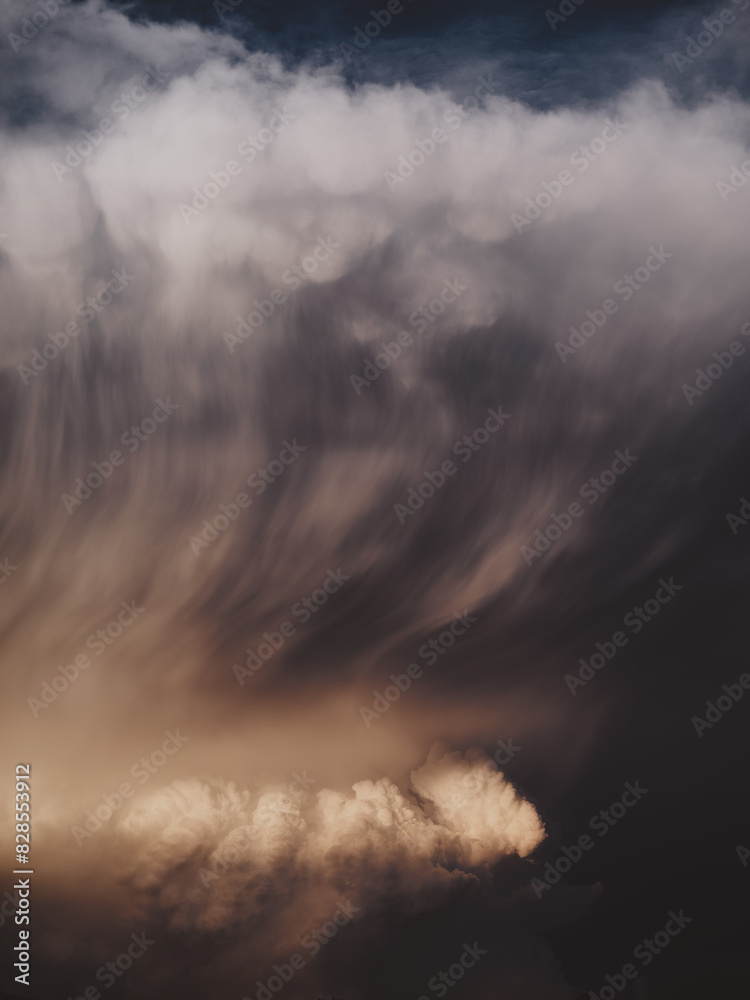 Obraz premium Wispy cloud stretches high at sunset