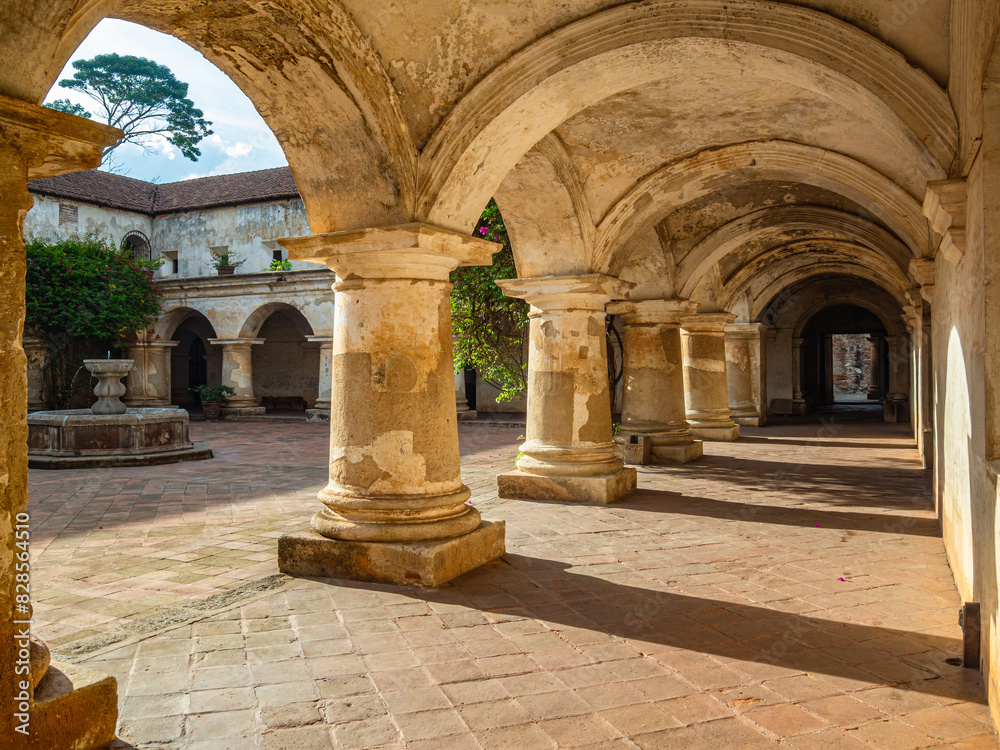 Naklejka premium the courtyard of an old building where people are walking around