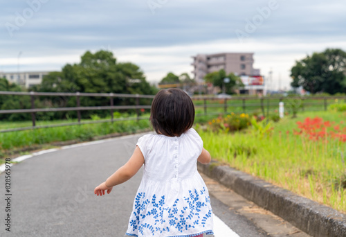 道を歩く日本人の幼児の写真