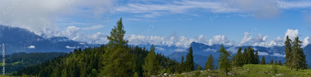 Großes Bergpanorama auf einer Alm in den Alpen Großes Bergpanorama auf einer Alm in den Alpen