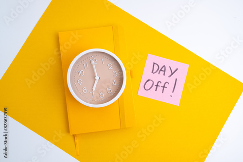 Obraz na plátně Day off - workplace message in the office