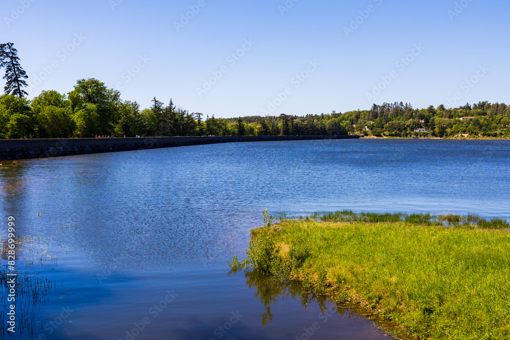 Obraz premium Barrage-poids du lac de Saint-Ferréol, classé au Patrimoine Mondial de l’UNESCO